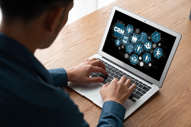 Sistema de gestión de relaciones con el cliente en una computadora moderna para el negocio de CRM