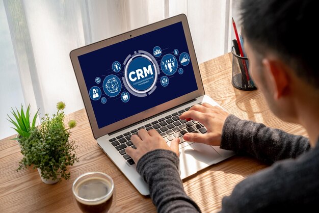 Sistema de gestión de relaciones con el cliente en una computadora moderna para el negocio de CRM