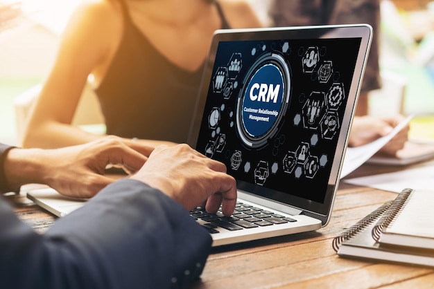 Sistema de gestión de relaciones con el cliente en una computadora moderna para el negocio de CRM