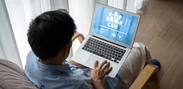 Sistema de gestión de relaciones con el cliente en una computadora moderna para el negocio de CRM