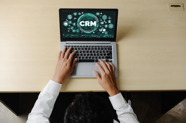 Sistema de gestión de relaciones con el cliente en una computadora moderna para el negocio de CRM