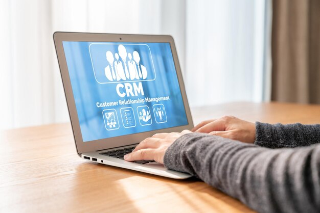 Sistema de gestión de relaciones con el cliente en una computadora moderna para el negocio de CRM
