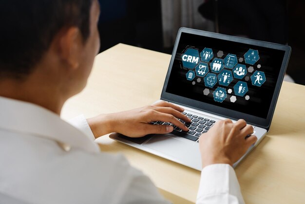 Sistema de gestión de relaciones con el cliente en una computadora moderna para el negocio de CRM