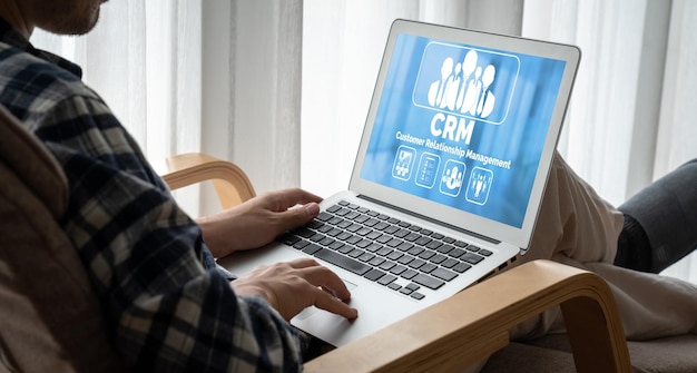 Sistema de gestión de relaciones con los clientes en una computadora moderna para el negocio de CRM