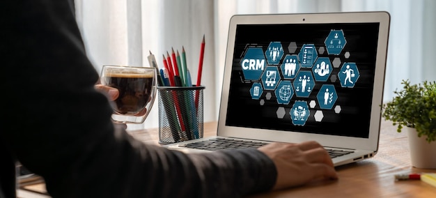 Sistema de gestión de relaciones con los clientes en una computadora moderna para el negocio de CRM