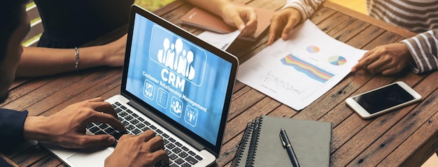 Sistema de gestión de relaciones con los clientes en computadora moderna para negocios de CRM