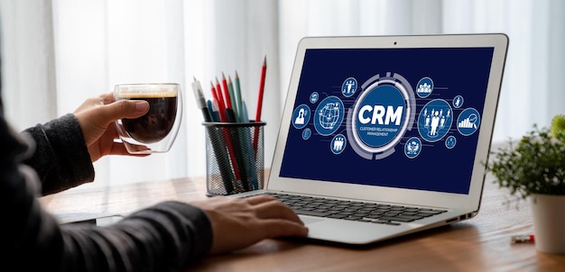 Sistema de gestión de relaciones con los clientes en computadora moderna para negocios de CRM