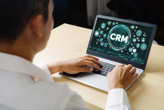 Sistema de gestión de relaciones con los clientes en computadora moderna para negocios de CRM