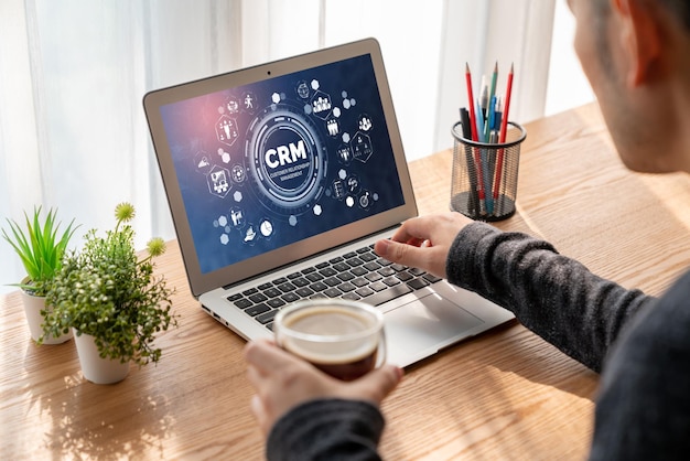 Sistema de gestión de relaciones con los clientes en computadora moderna para negocios de CRM