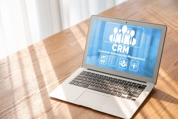 Sistema de gestión de relaciones con los clientes en computadora moderna para negocios de CRM