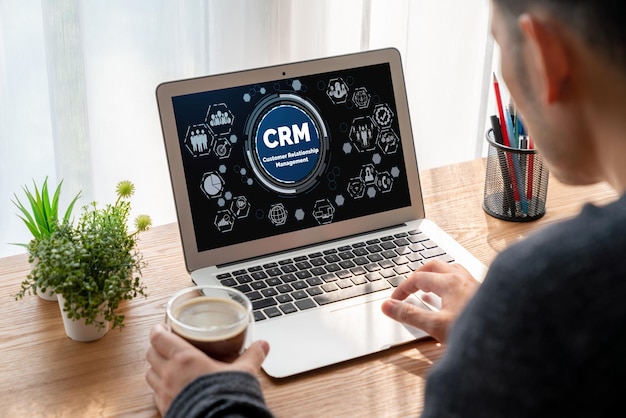 Sistema de gestión de relaciones con los clientes en computadora moderna para negocios de CRM