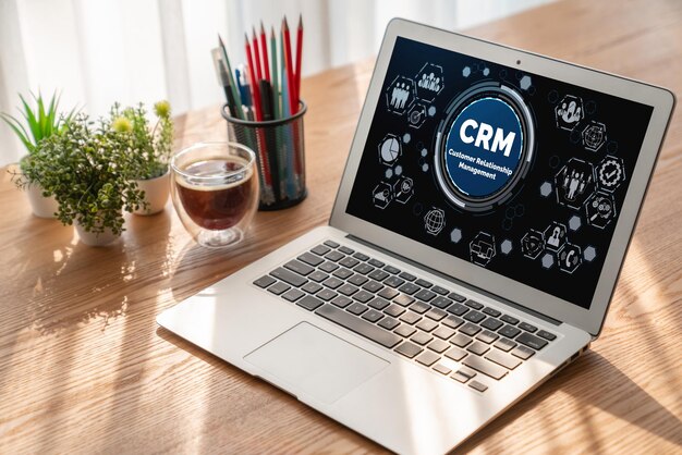 Sistema de gestión de relaciones con los clientes en computadora moderna para negocios de CRM