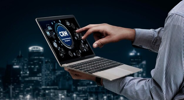 Sistema de gestión de relaciones con los clientes en computadora moderna para negocios de CRM