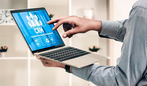 Sistema de gestión de relaciones con los clientes en computadora moderna para negocios de CRM