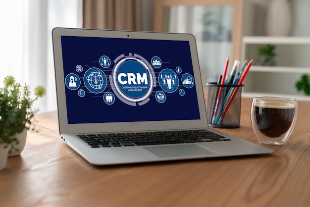 Sistema de gestión de relaciones con los clientes en computadora moderna para negocios de CRM
