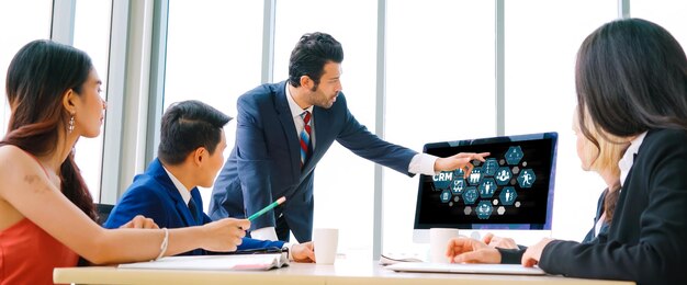 Sistema de gestión de relaciones con los clientes en computadora modish para negocios y empresas de CRM