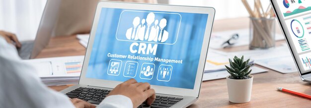 Sistema de gestión de relaciones con los clientes en computadora rápida para el negocio de CRM