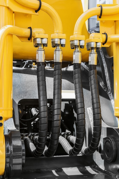 Sistema hidráulico y combustible tractor amarillo