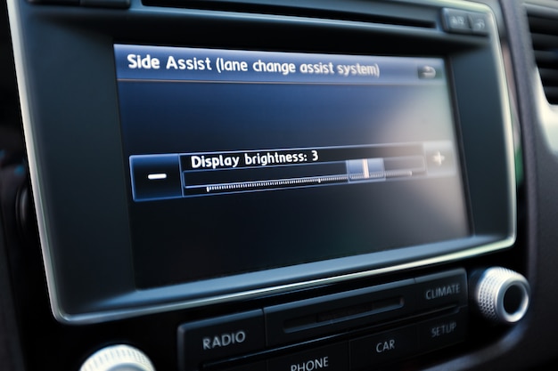 Radio de coche digital. radio de coche moderno en coche. sistema de pantalla  táctil multimedia inteligente.