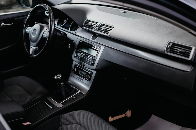 Sistema multimedia y salpicadero de la palanca de cambio de marchas del volante interior del coche moderno