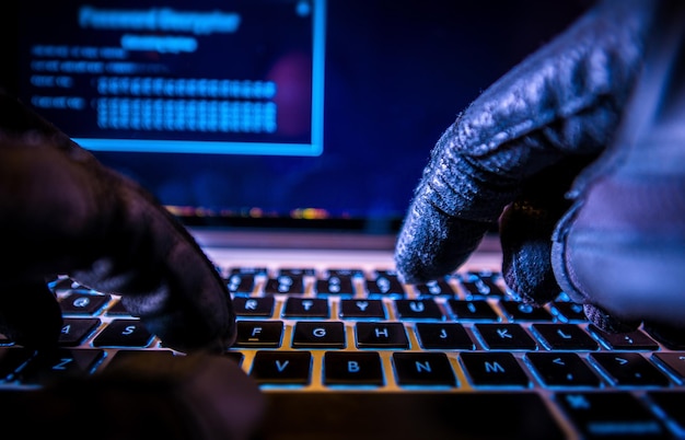 Sistema de pagos Hacking Tarjetas de crédito en línea Concepto de seguridad de pago Hacker in Black Gloves Hacking the System