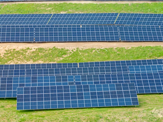 Sistema de paneles solares generadores de energía del sol. Tecnología limpia para un futuro mejor. Izmir, Turquía