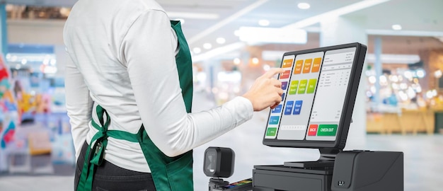 Sistema de punto de venta con pantalla táctil o caja registradora en el escritorio con puntuación de dedo