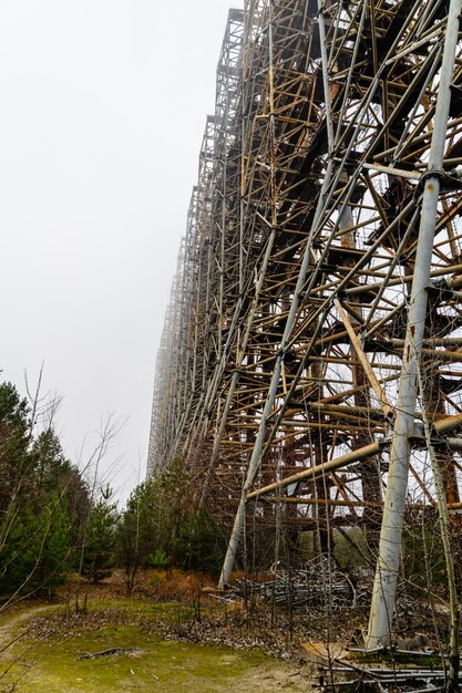 Sistema de radar Duga en la zona de exclusión de Chernobyl Ucrania Complejo de antenas soviéticas abandonadas