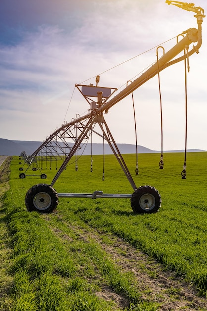 Foto sistema de riego en el campo.