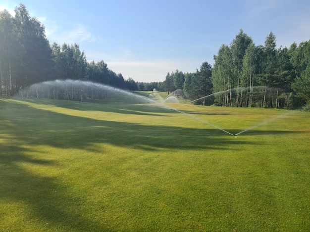 Sistema de riego para campos de golf Concepto de cuidado de campos de golf