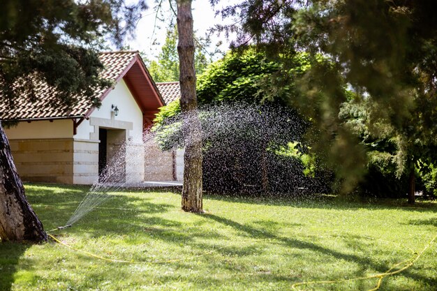 Sistema de riego en el jardín