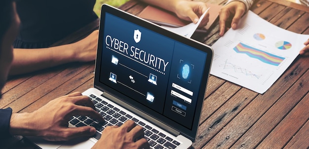El sistema de seguridad cibernética en la pantalla de la computadora protege la información privada cómodamente