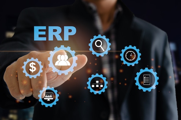 Sistema de software de planificación de recursos empresariales (ERP) para planes de recursos empresariales. La mano de un hombre toca la palabra ERP en una pantalla virtual.