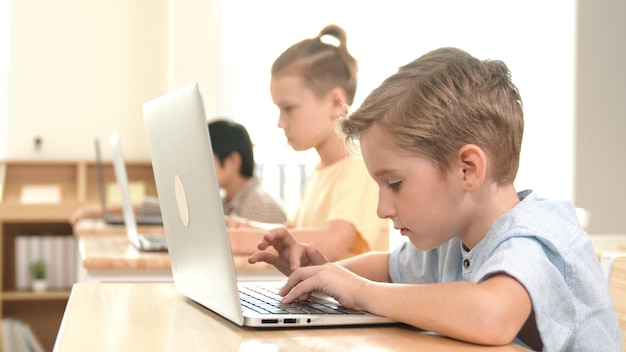 Sistema de software de programación para niños caucásicos y aprendizaje de codificación Pedagogía