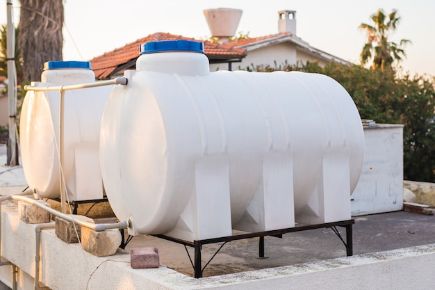 Foto sistema solar de agua caliente. calentador solar para energía verde. paneles de agua caliente contemporáneos en una casa