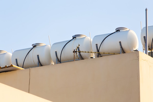 Sistema solar de água quente. aquecedor solar para energia verde. painéis de água quente contemporâneos em uma casa