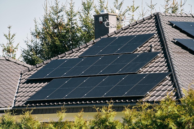 Sistema solar fotovoltaico residencial PV converte luz solar diretamente em eletricidade Células solares Linda casa com painéis solares ao ar livre Imóveis para alugar