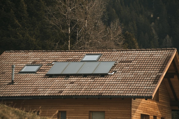 Sistema solar fotovoltaico residencial PV convierte la luz solar directamente en electricidad Células solares Hermosa casa con paneles solares al aire libre Inmuebles en alquiler