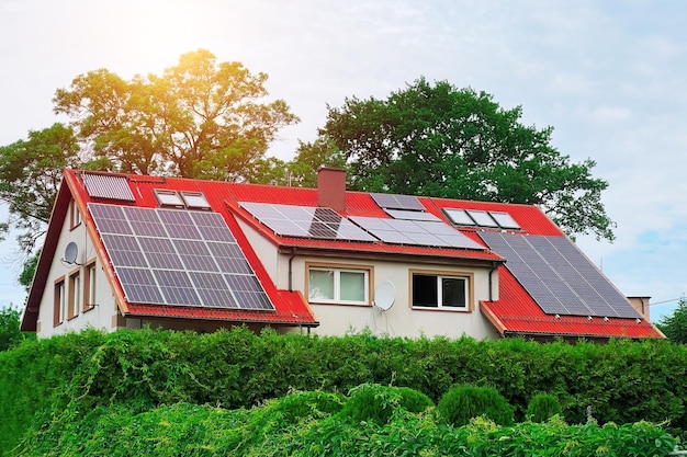 El sistema solar fotovoltaico residencial PV convierte la luz solar directamente en electricidad Células solares Hermosa casa con paneles solares al aire libre