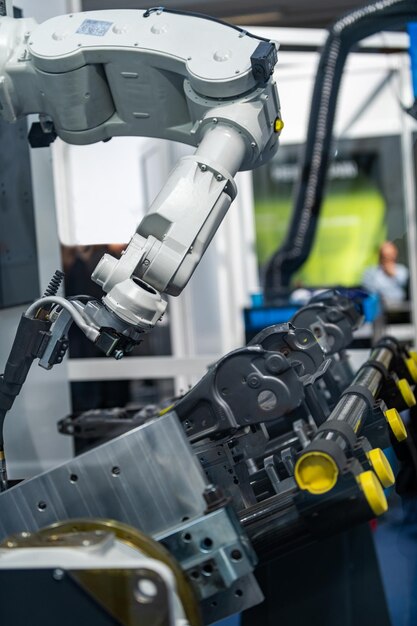 Foto sistema de soldadura con brazo robótico en una planta de producción de fabricación