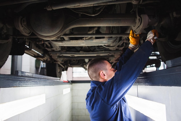 Sistema de suspensión de restauración de SUV en garaje