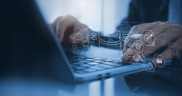 Sistema de tecnología de gestión de datos Hombre de negocios que utiliza una computadora portátil con conexión a la base de datos Red de seguridad cibernética Transferencia y intercambio de documentos de almacenamiento de grandes datos Computación en la nube
