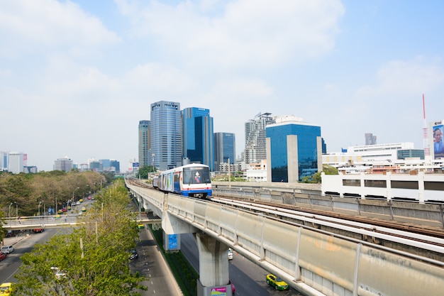 Foto sistema de transporte público bts sky train en bangkok