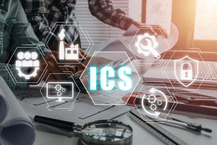 Foto sistemas de control industrial ics trabajador del equipo de construcción que trabaja en la oficina con el icono de sistemas de control industrial en la pantalla virtual