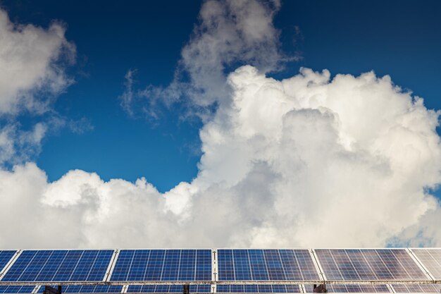 Sistemas fotovoltaicos en un techo para energía solar con sistemas solares bajo un hermoso cielo azul con w