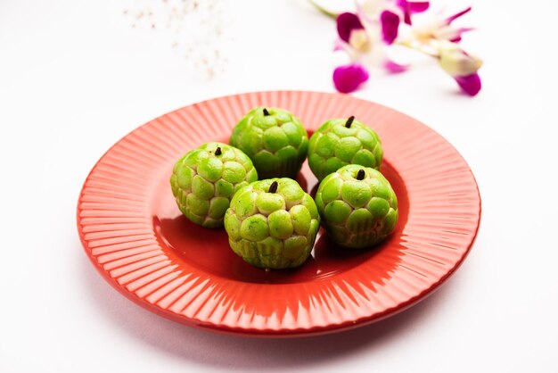 Foto sitafal peda o pera o chirimoya diseñador de forma dulce mithai barfi o burfi