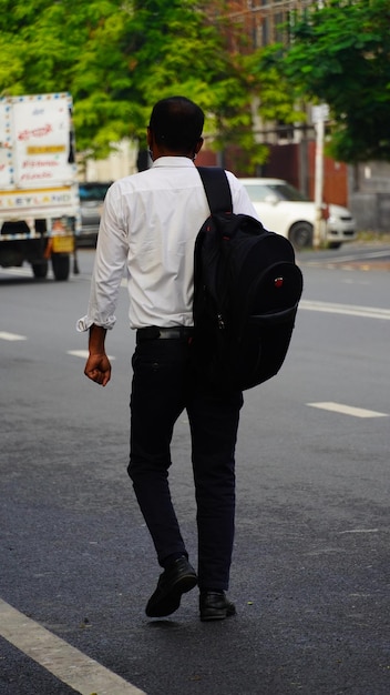 Sitamarhi Bihar Índia 14 de junho de 2022 imagem de homem andando pela estrada