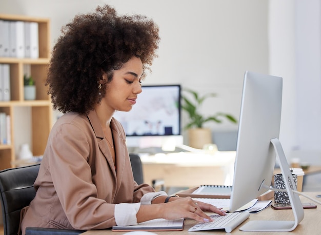 Site de negócios ou mulher digitando no computador trabalhando em e-mail ou projeto de pesquisa de conteúdo on-line Feedback de dados de SEO de tecnologia ou jornalista de garota escrevendo relatório de blog ou artigos de internet com foco