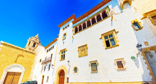 Sitges Rathaus und Kirchengemeinde St. Bartholomäus und Santa Tecla im kleinen Ferienort Sitges