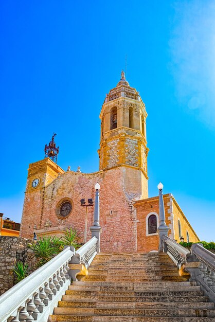 Sitges Rathaus und Kirchengemeinde St. Bartholomäus und Santa Tecla im kleinen Ferienort Sitges